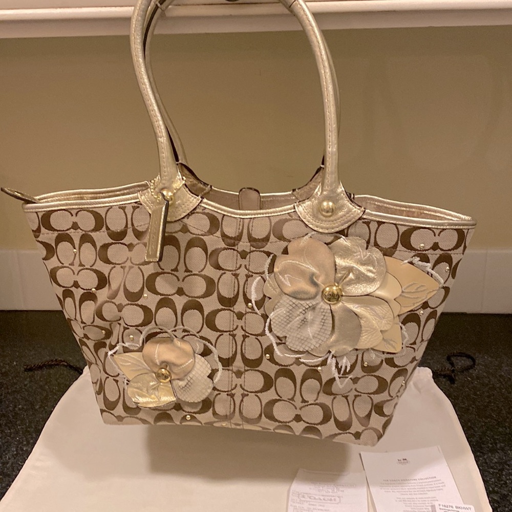 COACH bleaker floral tote in signature jacquard in khaki & white.  #F16276